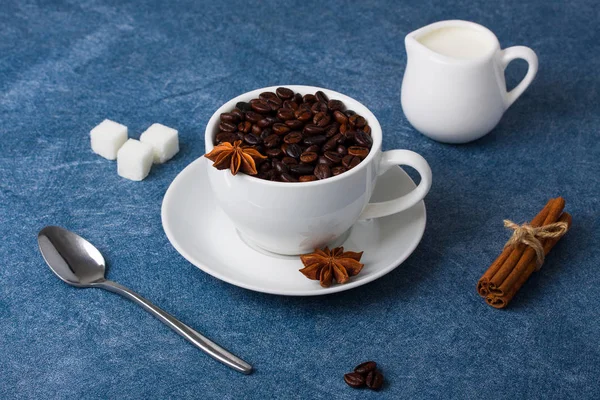 Xícara de café leite açúcar colher canela anis — Fotografia de Stock