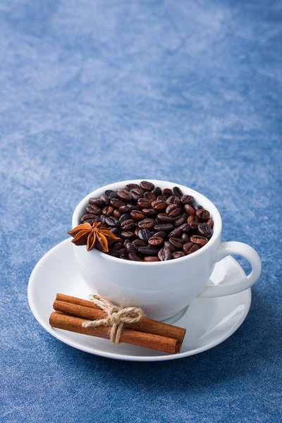 Csésze kávé magok fahéj anis közelről — Stock Fotó
