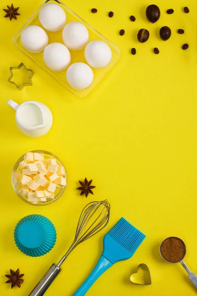 Backhintergrund Eier Butter Milch Gewürze Haushaltsgeräte — Stockfoto