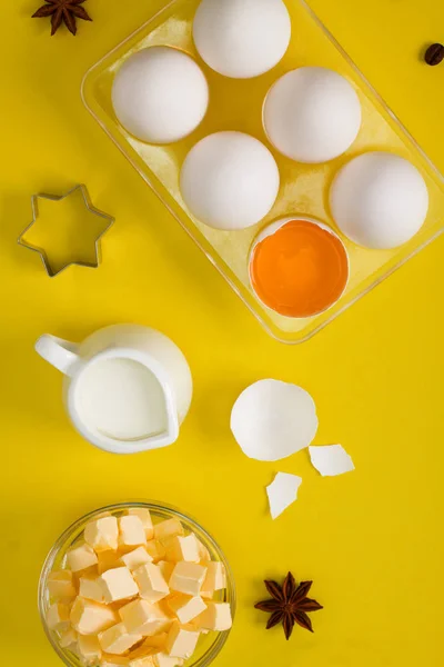 Düz pişirme yumurta tereyağı süt baharat çerez kesici ile yatıyordu