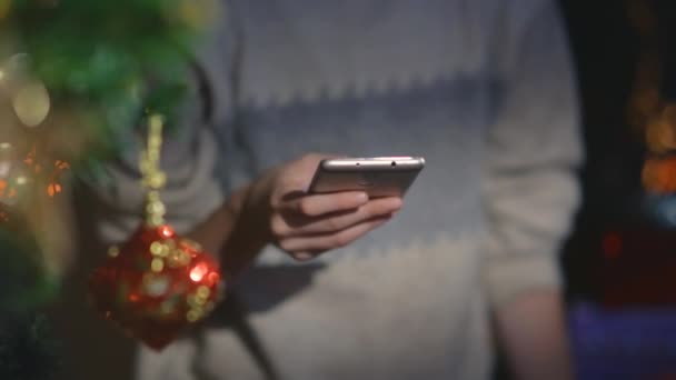 femme tenant la carte et mobile 