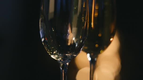 Champagne in bril op open haard — Stockvideo