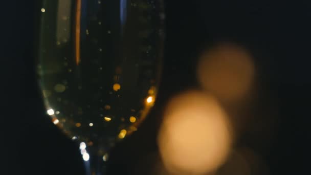 Champagne in het glas van de open haard — Stockvideo