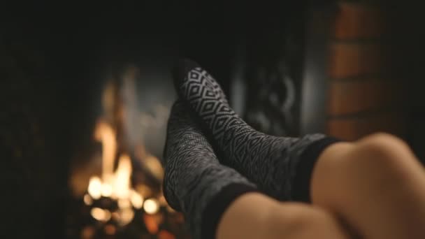 Kvinnliga ben i varma sockor — Stockvideo
