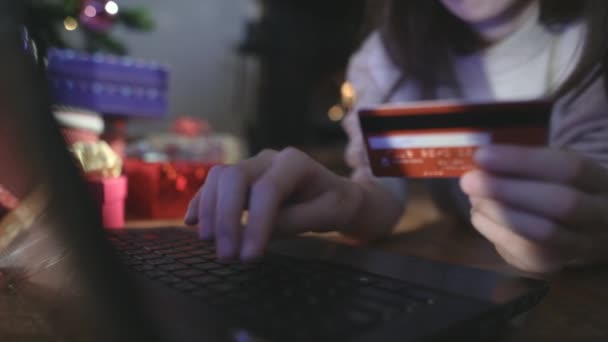 Mujer usando portátil y tarjeta de crédito — Vídeos de Stock