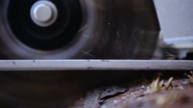 erkek ahşap testere ile kesme