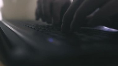 laptop klavye kullanarak eller