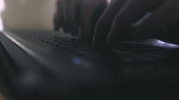 mains à l'aide du clavier d'ordinateur portable 