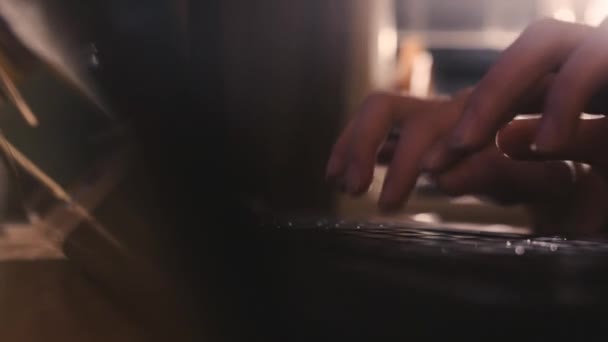 femme tenant la carte et mobile 