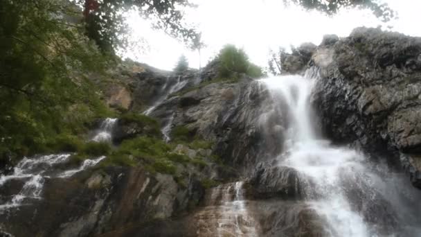 Belle cascade de montagne 
