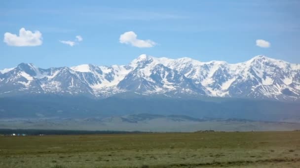 Montagnes enneigées sur ciel bleu — Video