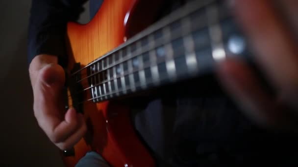 男性のギターと音楽を再生 — ストック動画