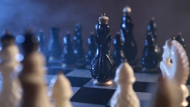 Крупный план шахматной доски и шахмат — стоковое видео