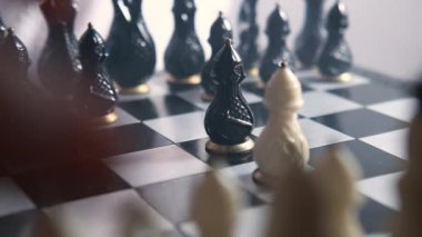 Satranç tahtası ve satranç taşları.