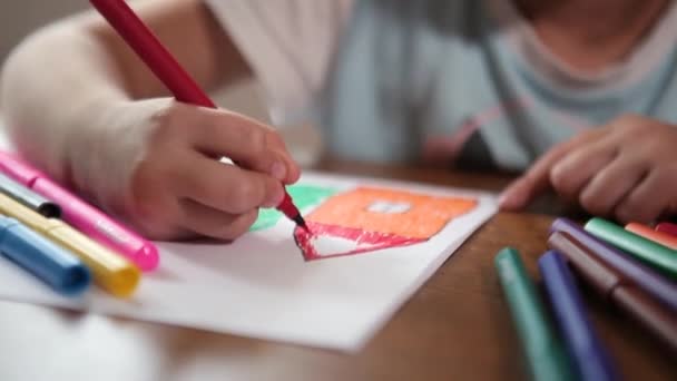 Kid drawing picture — Stock Video