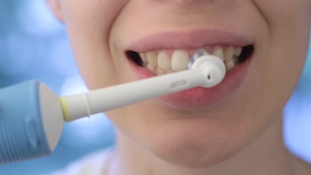 Девушка чистит зубы — стоковое видео