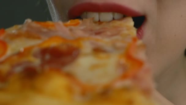 Frau isst Stück frische Pizza — Stockvideo