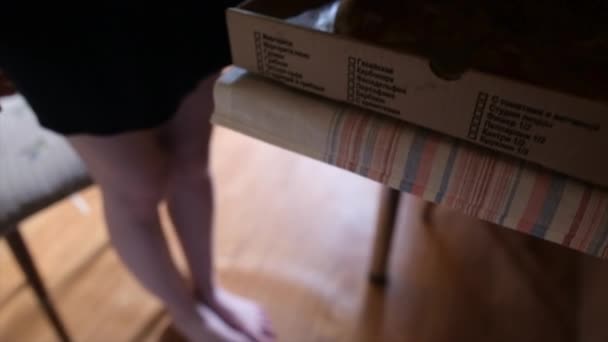 Kvinnan ta bit pizza — Stockvideo