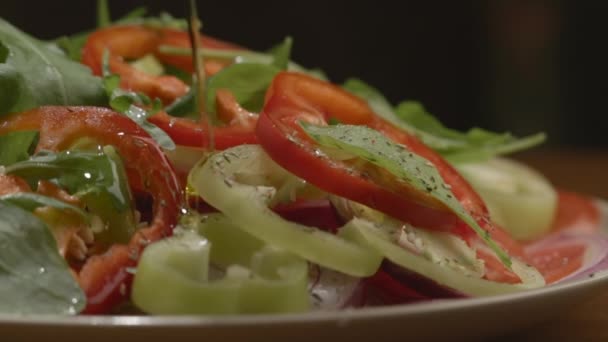 Gemüse für das Abendessen zubereiten — Stockvideo