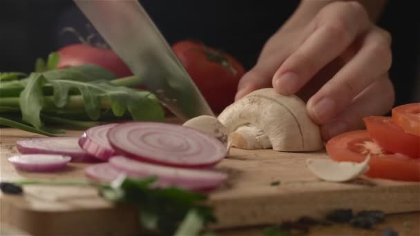 Gemüse für das Abendessen zubereiten — Stockvideo