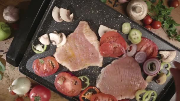 Personas preparando carne para la cena — Vídeo de stock