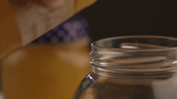 Солодкий мед на столі — стокове відео