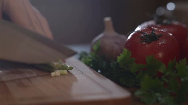 Příprava zeleniny na večeři — Stock video