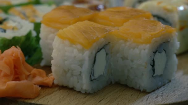 Personas que toman rollos de sushi — Vídeo de stock