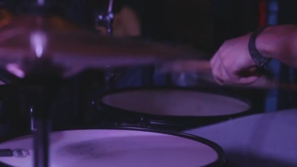 Macho tocando música con tambores — Vídeos de Stock