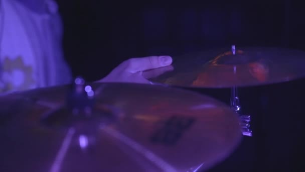 Macho tocando música con tambores — Vídeos de Stock