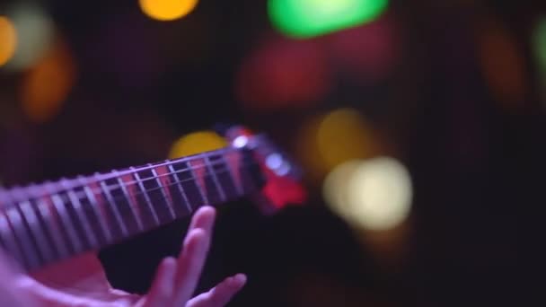 Macho tocando música con guitarra — Vídeos de Stock