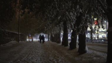 karlı sokakta yürüyen kişi 