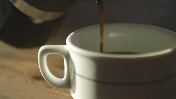 Verter el café en taza blanca — Vídeo de stock
