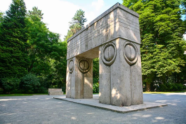 Öpücük, Targu Jiu kapısı