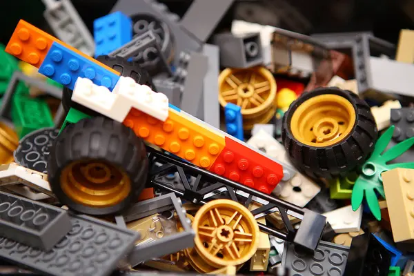 Plastik oyuncak minifigure parçaları