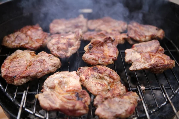 Fleisch auf dem Feuer kochen. — Stockfoto