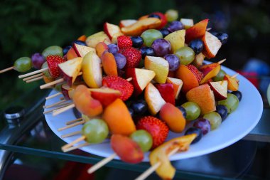 Renkli meyve şişleri