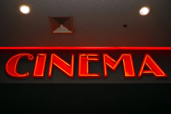 Sinema - kırmızı neon tabela — Stok fotoğraf