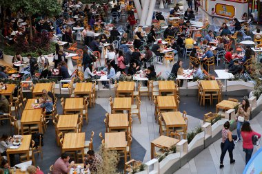 Bir alışveriş merkezi food court