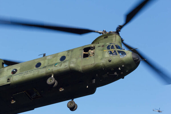 Олст 7 февраля 2018 года: вертолетные учения "Амри" и ВВС "Чинук" приземляются, чтобы сбросить солдат
