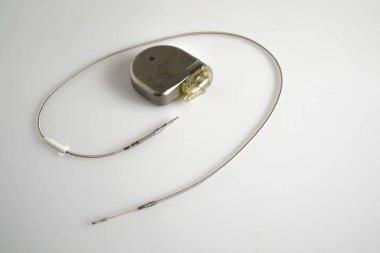 Bir Nakledilebilir Kardiyovertör Defibrilatör veya Icd kalp pili