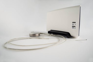 Evde telemonitasyon için modemi olan bir Icd kalp pili..