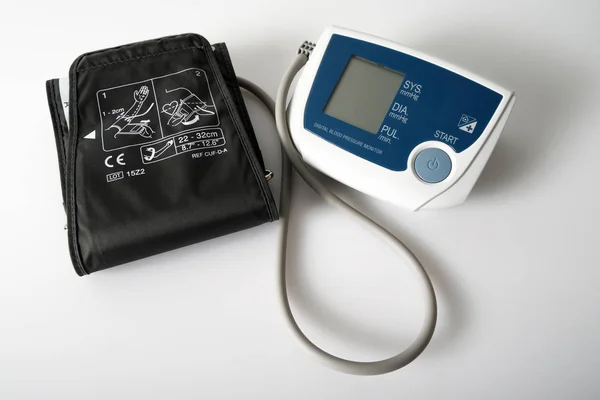 Un monitor de presión arterial Bluetooth utilizado para la supervisión remota en el hogar — Foto de Stock