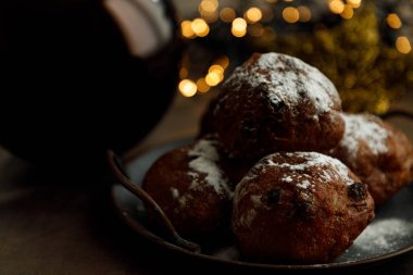 Yeni yıl arifesi için Hollanda olieboleni veya şekerli Dougnut topları