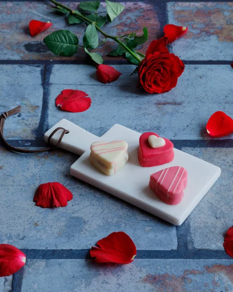 Dulces de mazapán en forma de corazón y una rosa para el día de San Valentín —  Fotos de Stock