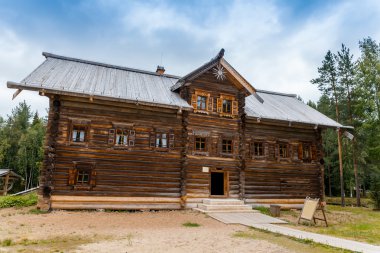 İki katlı eski kuzey Rus evi