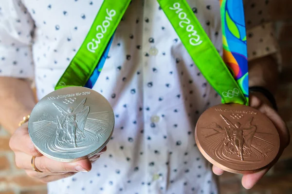 Moskova, Rusya - 26 Ağustos 2016: Toplantı Rus jimnastikçi David Belyavskiy.Silver ve Olimpiyat Oyunları bronz madalya Rio gösteri ile — Stok fotoğraf
