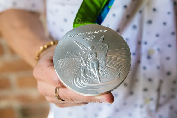 MOSCÚ, RUSIA - 26 de agosto de 2016: Encuentro con el gimnasta ruso David Belyavskiy.Silver y medallas de bronce de los Juegos Olímpicos de Río de Janeiro. Anverso de la medalla de plata . — Foto de Stock
