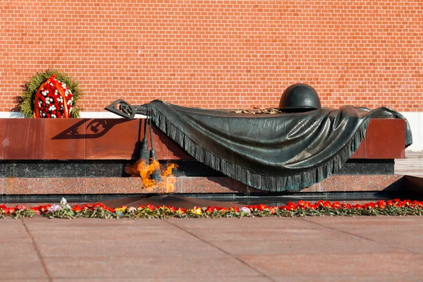 Rusya, Moskova 'da Kremlin Duvarı yakınlarındaki İskender bahçesinde Meçhul Asker ve Ebedi Alev Mezarı