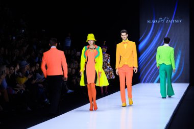 İlkbahar-Yaz 2017 Mercedes-Benz Fashion Week Rusya'da Slava Zaitsev podyum için model yürüyüş pist.